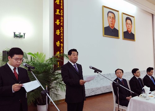 9月8日,中共中央政治局常委、全国政协主席贾庆林在北京出席朝鲜驻华大使崔镇洙举行的朝鲜建国60周年庆祝宴会并发表讲话。新华社记者 饶爱民 摄