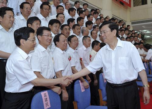 6月29日,中共中央政治局委员、国务院副总理张德江在北京出席中央企业先进基层党组织和优秀共产党员、优秀党务工作者表彰大会并颁奖。会前,张德江会见中央企业先进基层党组织和优秀共产党员、优秀党务工作者代表。新华社记者 王晔 摄
