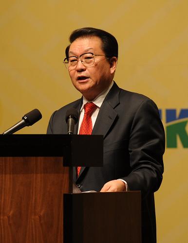 4月7日,中共中央政治局常委李长春在首尔会见韩国贸易协会、大韩商工会议所、全国经济人联合会、中小企业中央会等韩国四大经济团体负责人,出席经济四团体举行的欢迎午宴,并发表题为《坚定信心,携手努力,共迎经济复苏的春天》的演讲。新华社记者 刘建生 摄