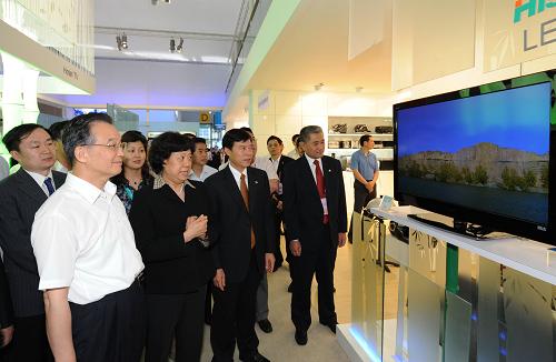 这是4月20日,温家宝在广州第105届中国进出口商品交易会观看家电产品展。 新华社记者 黄敬文 摄
