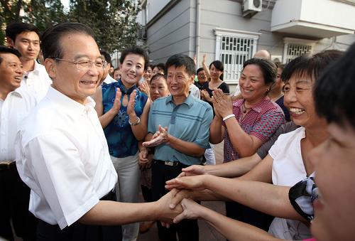 9月12日,中共中央政治局常委、国务院总理温家宝在天津考察。这是温家宝在天津和平区崇仁里社区看望居民。 新华社记者姚大伟摄