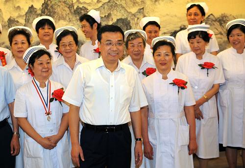 8月19日,中共中央政治局常委、国务院副总理李克强在北京中南海会见中华护理学会代表、中华护理学会科技奖获得者和部分曾经获得南丁格尔奖的护士代表等。新华社记者 刘建生 摄