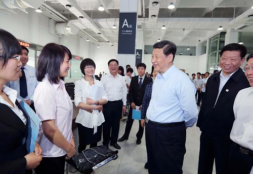 5月14日至15日,中共中央总书记、国家主席、中央军委主席习近平在天津考察工作。这是习近平在天津人力资源发展促进中心与应聘人员亲切交谈。新华社记者兰红光摄
