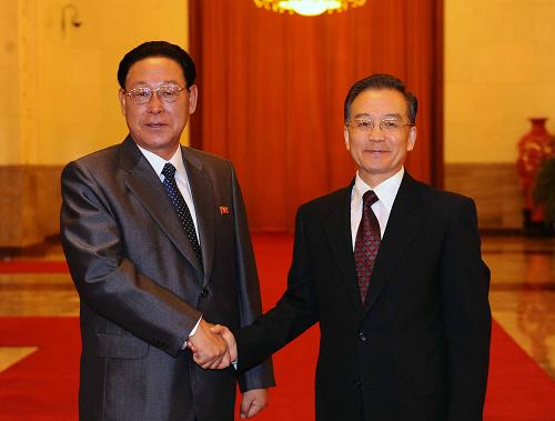 3月18日,国务院总理温家宝在北京人民大会堂主持仪式欢迎朝鲜民主主义人民共和国内阁总理金英日访华。新华社记者 李涛 摄