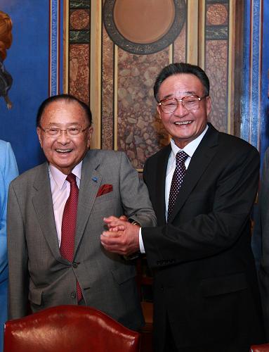 吴邦国会见美国国会代理临时参议长井上健 当地时间9月9日,正在美国进行正式友好访问的全国人大常委会委员长吴邦国在华盛顿会见美国国会代理临时参议长井上健。 新华社记者刘卫兵摄