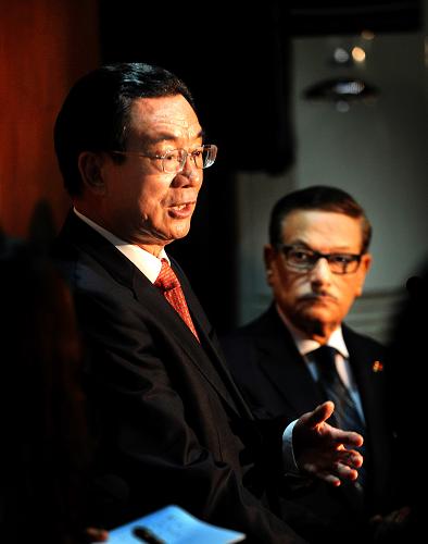 6月14日,中共中央政治局常委、中央纪委书记贺国强在开罗与埃及民族民主党总书记、协商会议主席穆罕默德·萨夫瓦特·谢里夫共同会见记者。新华社记者 刘建生摄