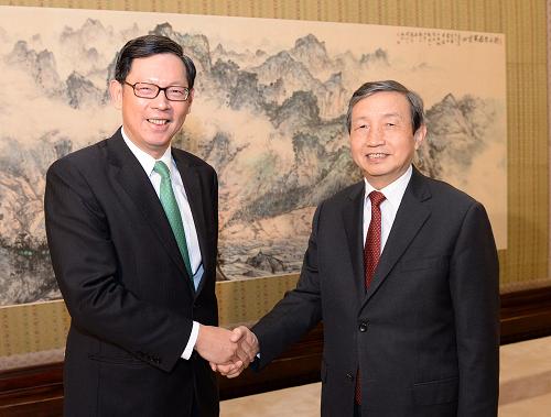 10月18日,中国国务院副总理马凯在北京中南海紫光阁会见香港金融管理局总裁陈德霖率领的香港银行公会代表团。新华社记者 刘建生 摄