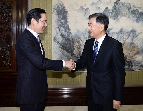 2月13日,中国国务院副总理汪洋在北京中南海紫光阁会见韩国三星电子集团副会长李在镕一行。新华社记者 李涛 摄