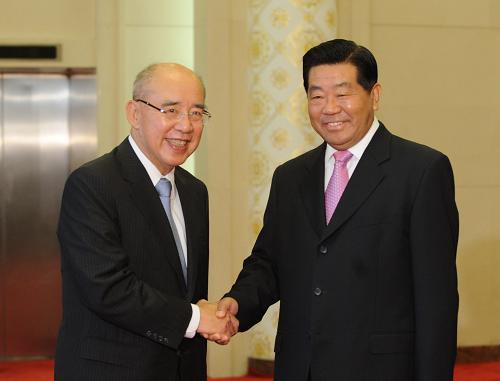5月25日,中共中央政治局常委、全国政协主席贾庆林在北京人民大会堂会见中国国民党主席吴伯雄。新华社记者 李学仁 摄