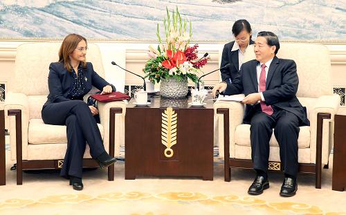 10月22日,中国国务委员、公安部部长郭声琨在北京人民大会堂会见马其顿内务部长兼治安部队负责人扬库洛夫斯卡。新华社记者姚大伟摄
