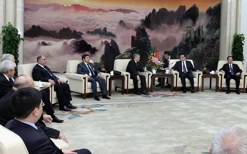 5月17日,国务院副总理李克强在北京人民大会堂集体会见来华参加上海合作组织第二次财长和央行行长会议的各成员国财政部长、央行行长和上合组织秘书处秘书长。新华社记者 庞兴雷 摄