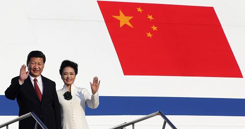 10月5日,国家主席习近平抵达印度尼西亚巴厘岛,出席即将举行的亚太经合组织第二十一次领导人非正式会议。这是习近平和夫人彭丽媛向欢迎的人们挥手致意。新华社记者 丁林 摄
