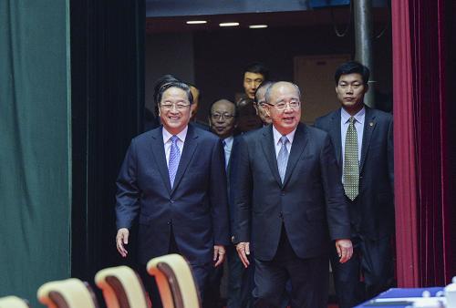 10月26日,中共中央政治局常委、全国政协主席俞正声与中国国民党荣誉主席吴伯雄一同步入会场。 当日,以“扩大交流合作,共同振兴中华”为主题的第九届两岸经贸文化论坛在广西南宁隆重开幕。中共中央政治局常委、全国政协主席俞正声和中国国民党荣誉主席吴伯雄出席开幕式并发表演讲。 新华社记者王晔摄