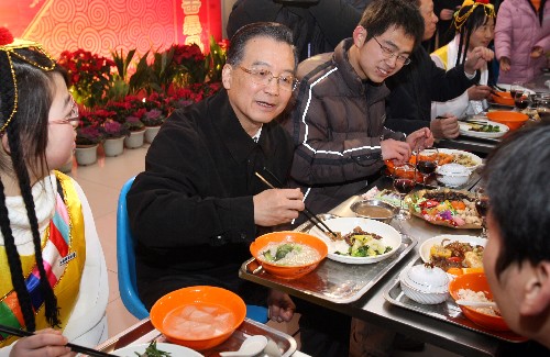 这是温家宝在江西财经大学与因雪灾无法回家的160多名同学一起吃年夜饭。 新华社记者姚大伟摄