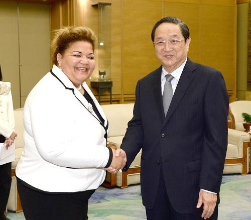10月21日,全国政协主席俞正声在北京人民大会堂会见纳米比亚全国委员会副主席玛格蕾特·门萨-威廉斯。新华社记者马占成摄