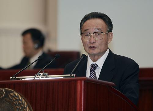 9月22日,中国全国人大常委会委员长吴邦国在乌兹别克斯坦最高会议立法院发表演讲。 新华社记者 鞠鹏 摄