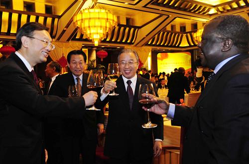 12月20日晚,中国外交部长杨洁篪在北京钓鱼台国宾馆芳菲苑举行外交部2010年新年招待会,招待各国驻华使节和国际组织代表及其配偶。国务委员戴秉国、有关部门负责人及中外来宾400余人出席招待会。这是戴秉国、杨洁篪与外国嘉宾共同举杯祝酒。新华社记者 饶爱民 摄