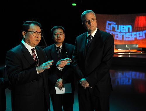 李长春参观澳大利亚广播公司 3月23日,中共中央政治局常委李长春参观位于悉尼的澳大利亚广播公司。这是李长春在澳大利亚广播公司执行董事斯考特(右一)的陪同下参观电视演播室。 新华社记者刘建生摄