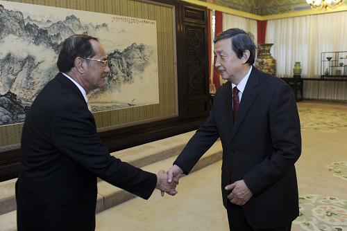 12月13日,中国国务委员兼国务院秘书长马凯在北京中南海会见泰国国家反腐败委员会主席潘特普·克拉纳荣然。 新华社记者 张铎 摄