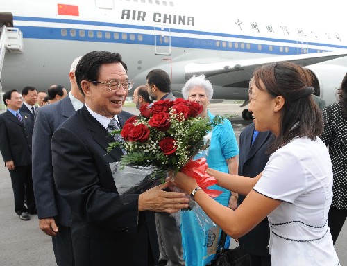 6月22日,中共中央政治局常委、中央纪委书记贺国强抵达哈瓦那,开始对古巴进行友好访问。这是在机场中国驻古巴使馆工作人员向贺国强献花。 新华社记者马占成摄