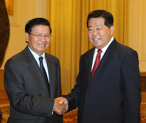 8月24日,全国政协主席贾庆林在北京人民大会堂会见来访的老挝副总理兼外长通伦·西苏利。 新华社记者姚大伟摄