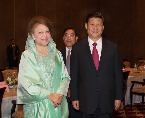 6月15日,正在孟加拉国访问的中国国家副主席习近平在达卡会见孟加拉国民族主义党主席卡莉达·齐亚。新华社记者 刘卫兵 摄