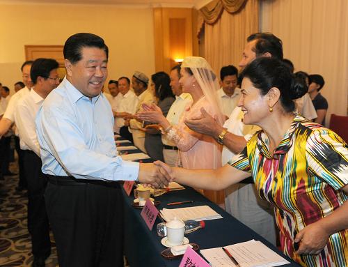 8月23日,中共中央政治局常委、全国政协主席贾庆林在新疆维吾尔自治区伊犁哈萨克自治州看望各族群众代表,并与他们亲切座谈。新华社记者 马占成 摄
