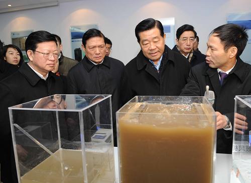 中共中央政治局常委、全国政协主席贾庆林近日在北京调研。这是2月17日,贾庆林视察北京碧水源科技股份有限公司,了解污水处理技术和产品研发、生产等情况。 新华社记者 高洁 摄