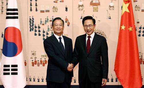 5月28日,正在韩国进行正式访问的中国国务院总理温家宝在首尔青瓦台总统府与韩国总统李明博举行会谈。新华社记者 庞兴雷 摄