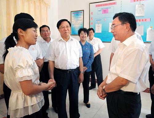7月7日至8日,中共中央政治局常委、中央纪委书记贺国强在甘肃考察。这是7月7日,贺国强在敦煌市阳关镇龙勒村村委会与大学生“村官”曾晓琪交谈。 新华社记者刘建生摄
