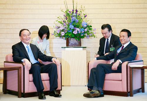 6月8日,日本首相麻生太郎(右)在东京首相官邸会见出席第二次中日经济高层对话的中国国务院副总理王岐山。新华社记者 任正来 摄