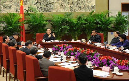 2月6日至10日,国务院总理温家宝在中南海主持召开五次座谈会,听取社会各界人士对《政府工作报告(征求意见稿)》的意见和建议。这是2月6日,温家宝听取专家、学者对《政府工作报告(征求意见稿)》的意见和建议。新华社记者 马占成 摄