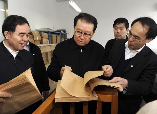 2月2日,中共中央政治局常委李长春来到中国盲文出版社,看望慰问出版社全体员工,并向广大盲人朋友致以亲切问候和良好祝愿。这是李长春在观看盲文书刊。新华社记者 李学仁 摄