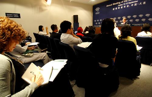 9月10日,世界经济论坛第三届新领军者年会(2009年大连夏季达沃斯年会)在新闻发布厅举行年会第一次新闻发布会。波士顿咨询公司(BCG)发布最新报告《转危为机:全球挑战者企业如何寻求后危机时代的行业领先地位?》,报告中公布了全球100家挑战者企业。新华社记者 姚剑锋 摄