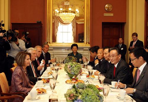 9月9日,正在美国进行访问的中国全国人大常委会委员长吴邦国在华盛顿与美国众议院议长佩洛西举行会谈。新华社记者刘卫兵摄