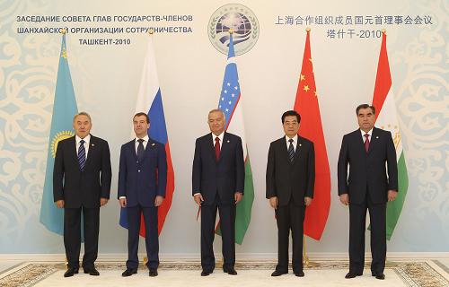 6月11日,中国国家主席胡锦涛在乌兹别克斯坦首都塔什干出席上海合作组织峰会。这是胡锦涛同与会成员国元首合影。新华社记者 鞠鹏 摄