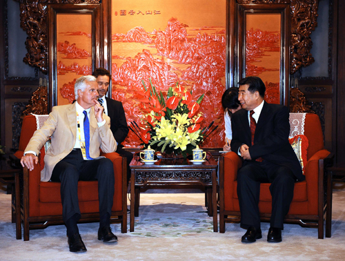 8月17日,国务院副总理回良玉在北京会见法国农业部长米歇尔·巴尼耶。 新华社记者 李涛 摄