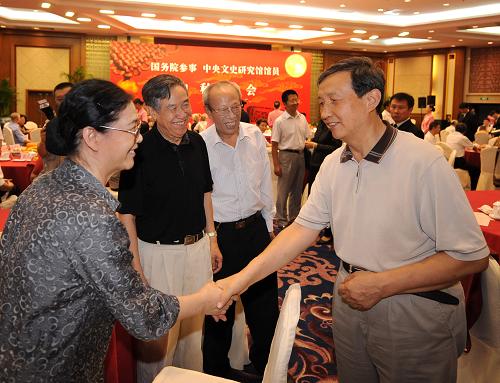 国务院参事中央文史研究馆馆员中秋聚会在京举行 9月10日,国务院参事、中央文史研究馆馆员2008年中秋聚会在北京举行。国务委员兼国务院秘书长马凯出席聚会,与80多位参事、馆员欢聚一堂,喜迎中秋佳节。这是马凯与出席聚会的参事、馆员亲切握手。 新华社记者刘建生摄