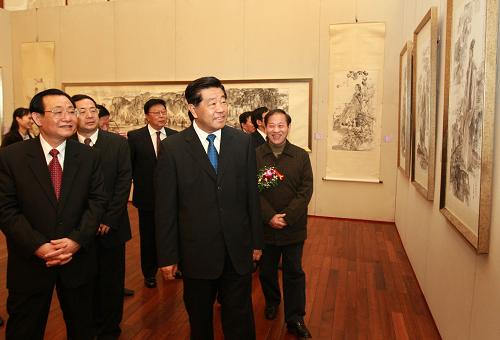 11月4日,由江西省政协和全国政协书画室联合举办的“当代国画优秀作品展——江西作品展”在北京全国政协礼堂开幕。中共中央政治局常委、全国政协主席贾庆林出席开幕式并观看画展。新华社记者 庞兴雷 摄