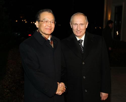 11月22日,国务院总理温家宝在圣彼得堡与俄罗斯总理普京举行小范围会谈并出席普京举行的欢迎宴会。