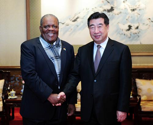 10月27日,国务院副总理回良玉在北京钓鱼台国宾馆会见来访的巴哈马总理英格拉哈姆。新华社记者 张铎 摄