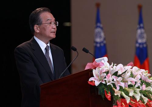 6月3日,中国国务院总理温家宝在内比都与缅甸总理登盛共同出席“中缅建交60周年”庆祝活动。这是温家宝发表讲话。