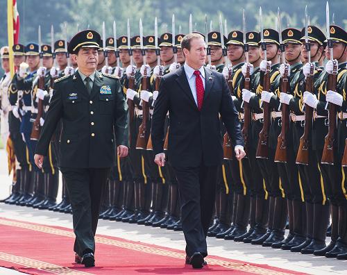 应中国国务委员兼国防部长常万全邀请,加拿大国防部长彼得·麦凯于6月3日至4日访问中国。这是6月3日常万全在北京八一大楼举行仪式,欢迎彼得·麦凯访华。新华社记者王晔摄