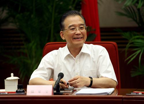 7月7日和9日,国务院总理温家宝召开两次经济形势座谈会,分别听取经济专家和企业、行业协会负责人意见和建议。这是7月9日,温家宝在与企业、行业协会负责人座谈会上讲话。新华社记者姚大伟摄
