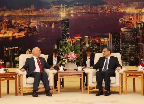 5月29日,中国国务院副总理李克强在北京人民大会堂会见世界经济论坛主席施瓦布。新华社记者 刘卫兵 摄