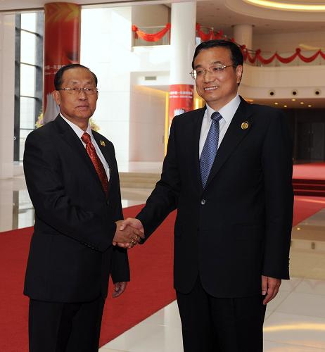 10月19日,国务院副总理李克强在南宁会见出席第六届中国-东盟博览会的缅甸国家和平与发展委员会第一秘书长丁昂敏乌。新华社记者 刘广铭 摄