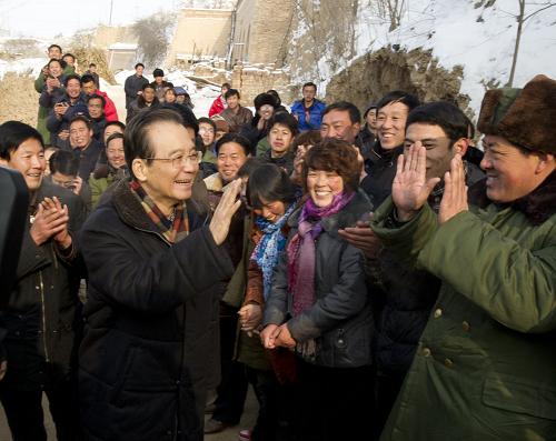 这是温家宝总理在甘肃省庆阳市环县曲子镇双城村看望村民,向大家拜年。新华社记者 李学仁 摄