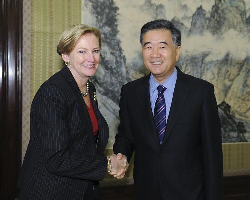 11月1日,中国国务院副总理汪洋在中南海紫光阁会见美中贸委会董事会代表团。这是汪洋与美中贸委会董事会主席柯爱伦握手。新华社记者 谢环驰 摄
