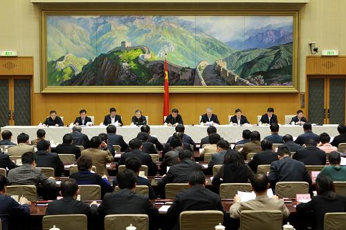 12月30日,国务院召开全国加强孤儿保障工作电视电话会议。中共中央政治局委员、国务院副总理回良玉出席会议并讲话。新华社记者 庞兴雷 摄