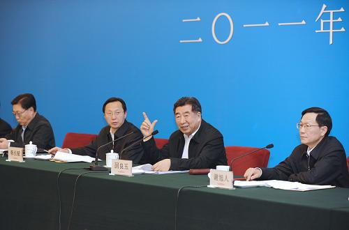 12月21日,中共中央政治局委员、国务院副总理回良玉在北京出席农村综合改革工作座谈会并讲话。 新华社记者 谢环驰 摄